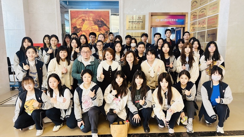 学生参观电商直播基地